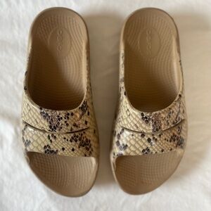 Oofos Women's Beige Desert Snake OOlala Limited Slide Sandal Sz 39 US 8